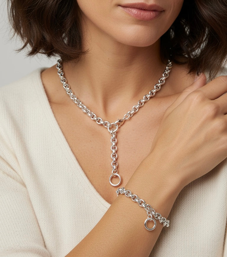 Model trägt Rolo Gliederkette und passendes Rolo Armband für Damen, elegantes Schmuckset mit markantem Gliederdesign in Silber