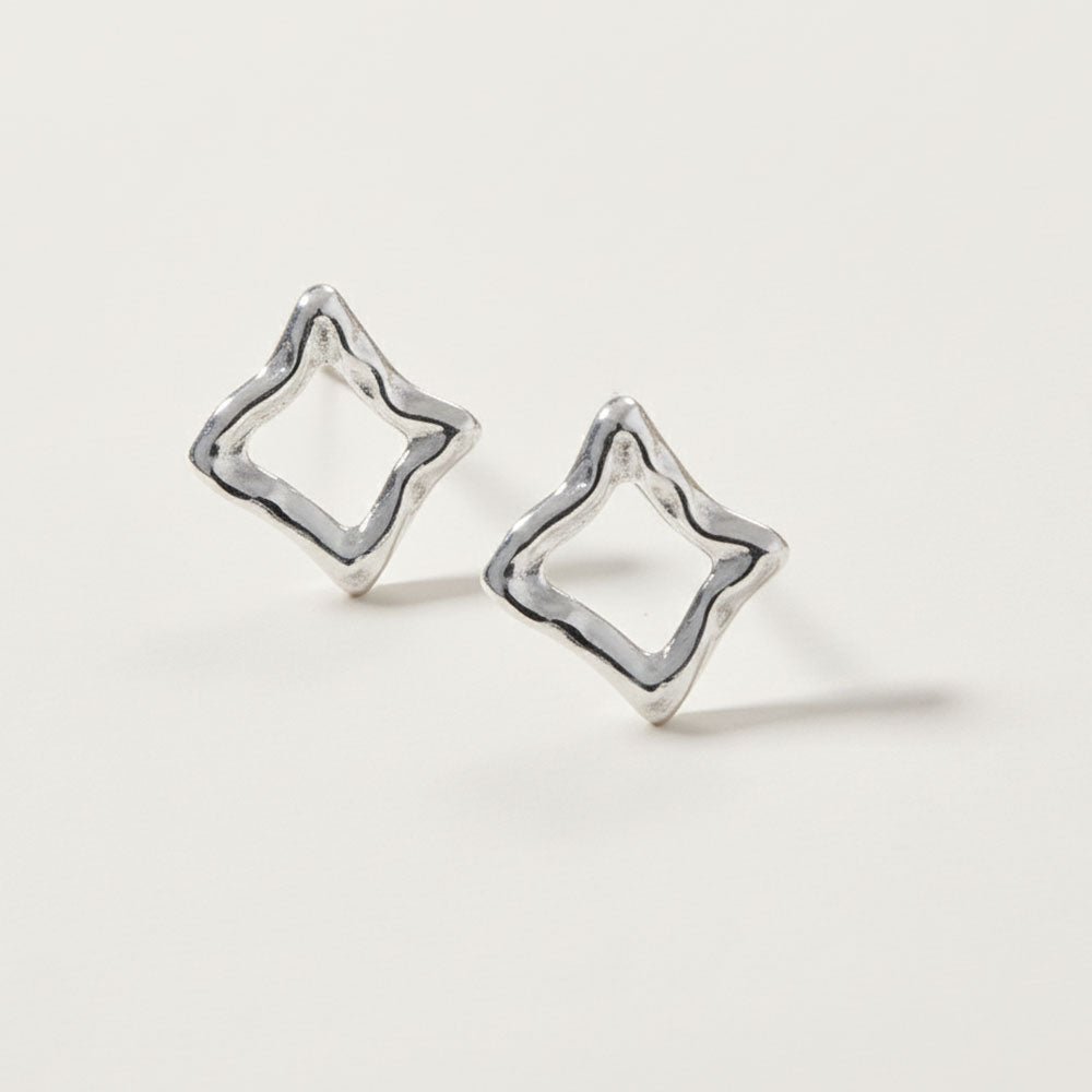 Statement - Ohrstecker mit unregelmäßiger Quadrat - Form