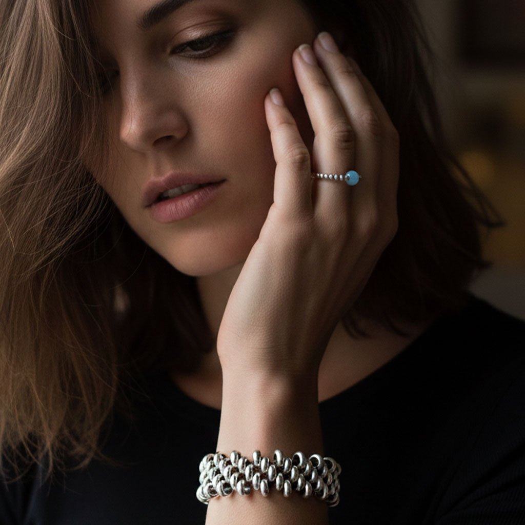 Sterling Silber Ring mit Aquamarin (6mm) am Finger getragen