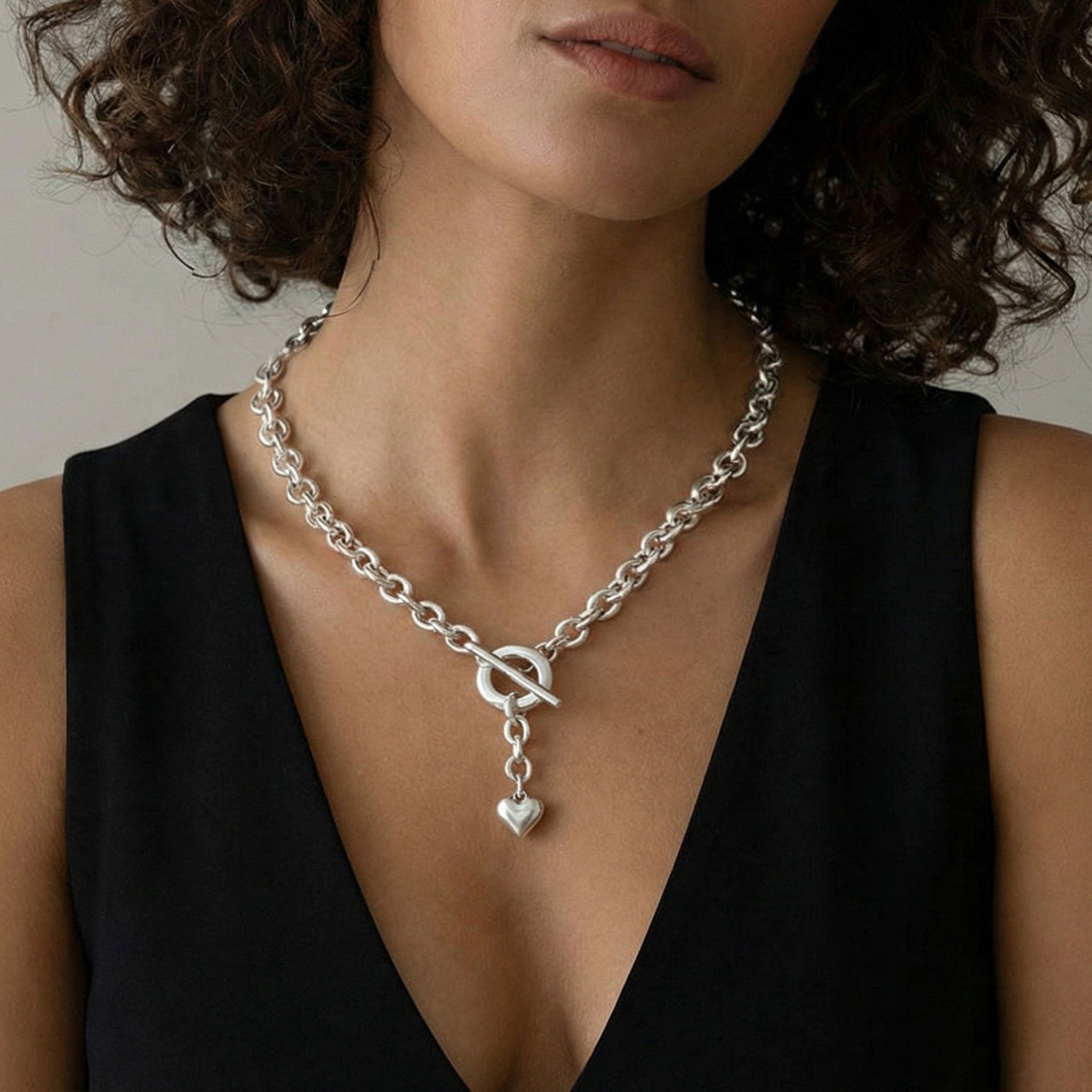 Statement Halskette mit Herzanhänger am Hals getragen - Beau Soleil Jewelry
