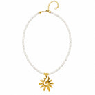 Weiße Perlenkette mit Sonnenanhänger und Verschluss in Gold