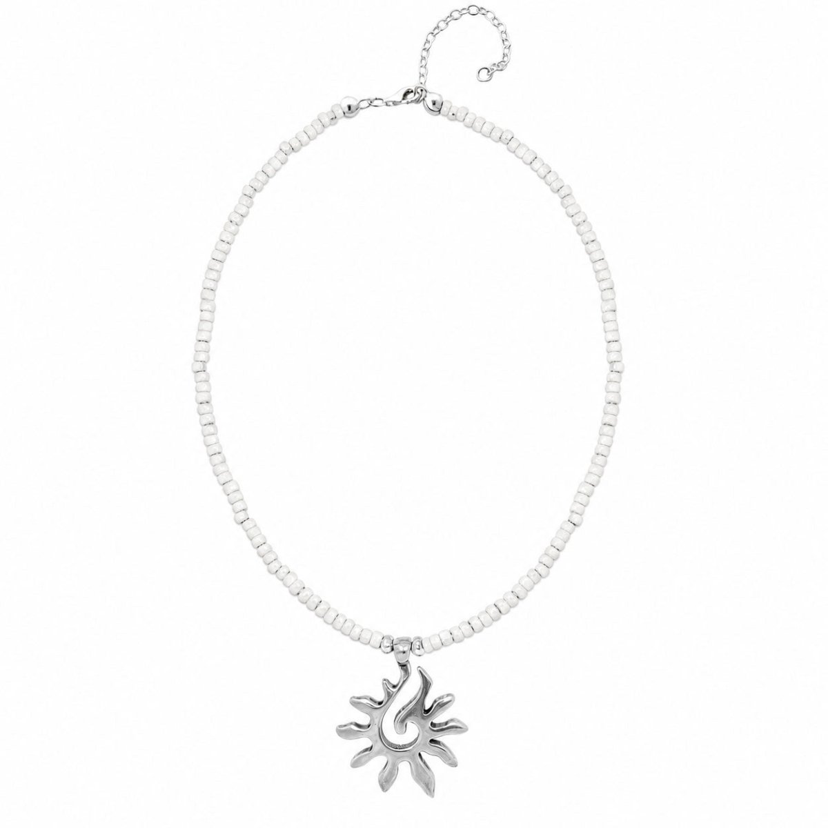 Weiße Perlenkette mit Sonnenanhänger und Verschluss in Silber