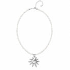 Weiße Perlenkette mit Sonnenanhänger und Verschluss in Silber