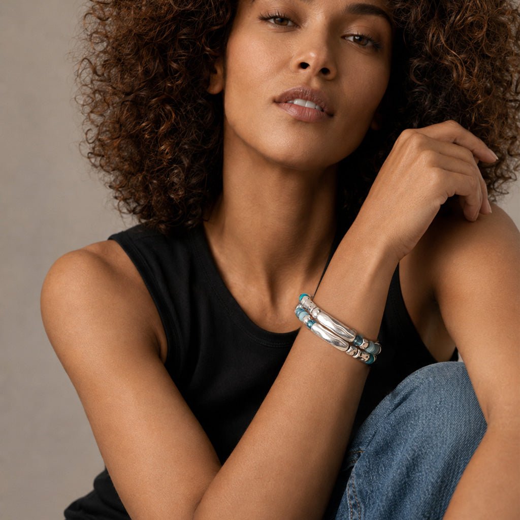 Model trägt Lederarmband Zwei Reihen Ola A999 - Braun - 18cm-A999 - Beau Soleil Jewelry