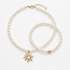 Detailansicht des goldfarbenen Schmucksets mit Muschelkernperlen, Sonnenanhänger und Armband