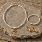 Perlenkette mit goldenem Sonnenanhänger und passendes Perlenarmband als Schmuckset