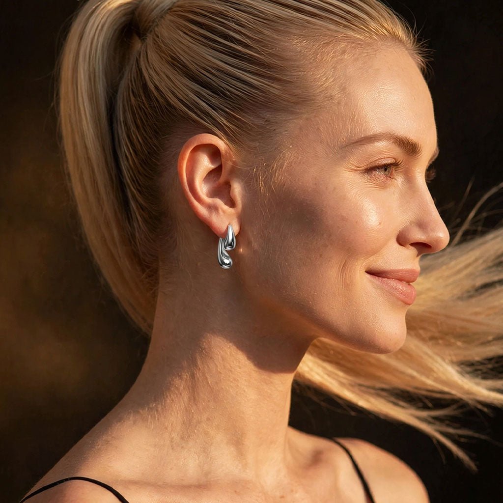 Model trägt Double Drop Tropfen-Ohrstecker aus Edelstahl in Silber