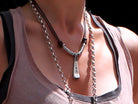 Model trägt Längenverstellbare Lederkette mit langem Anhänger - Braun - K189 - Halsketten - Ketten - Beau Soleil Jewelry