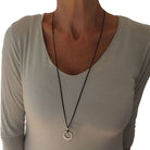 Model Trägt Halskette Damen - Lederkette mit Ring K262 - Silber - K262-braun - Beau Soleil Jewelry