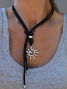Model trägt Halskette Lederkette mit Anhänger Sonne individuell tragbar - Schwarzes Leder - K255 - Beau Soleil Jewelry